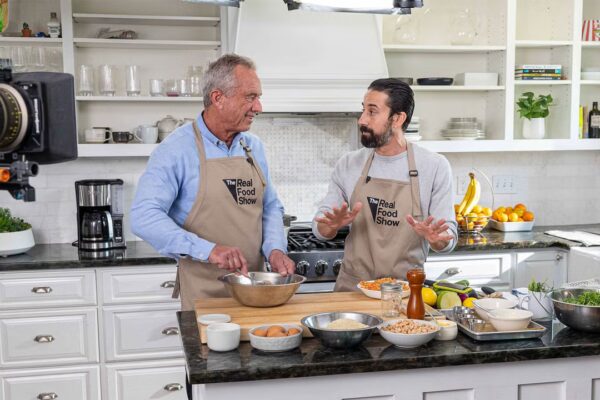 RFK Jr. lanza un programa de cocina saludable tras un polémico historial mediático.