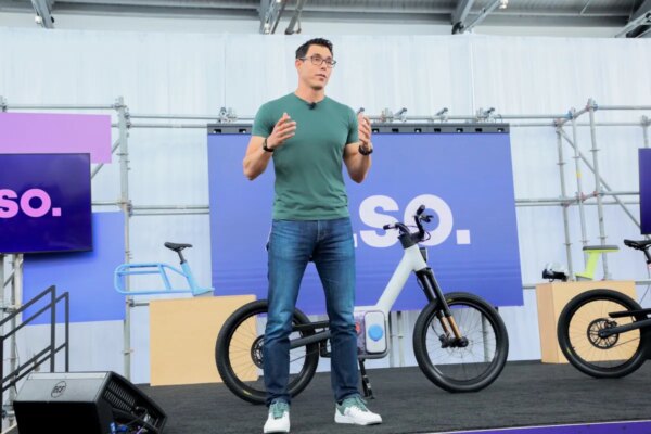 Rivian lanza su división de e-bikes tras superar retrasos prolongados en las entregas