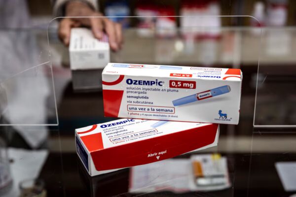 Trump implementa aranceles a medicamentos, presionando a farmacéuticas a reconsiderar sus operaciones en el país