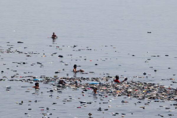 Instalación de barreras de contención en el espigón del Tarajal ante la llegada de inmigrantes a Ceuta: última hora en directo