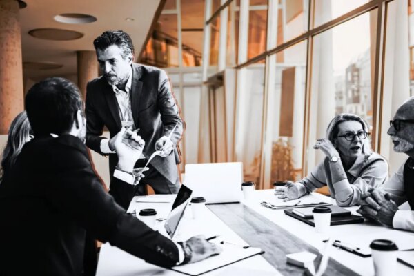 Tres Hábitos de Comunicación que Transforman lo que Parece un Problema de Talento en tu Equipo