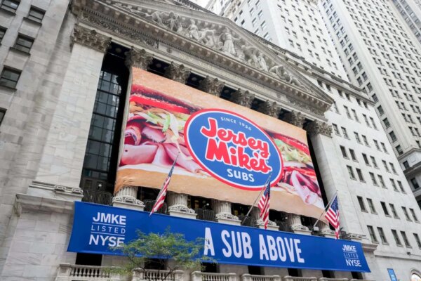 Jersey Mike's logra una exitosa IPO, alcanzando una valoración de $7.3 mil millones con $1 mil millones recaudados.