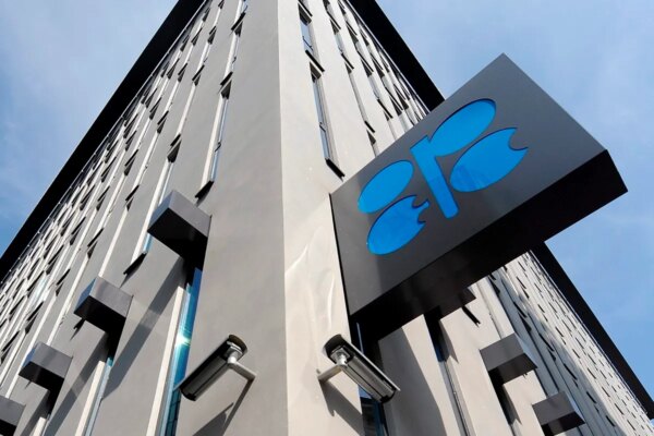 OPEP+ evalúa posible incremento en su producción ante la disminución de suministros por conflicto bélico