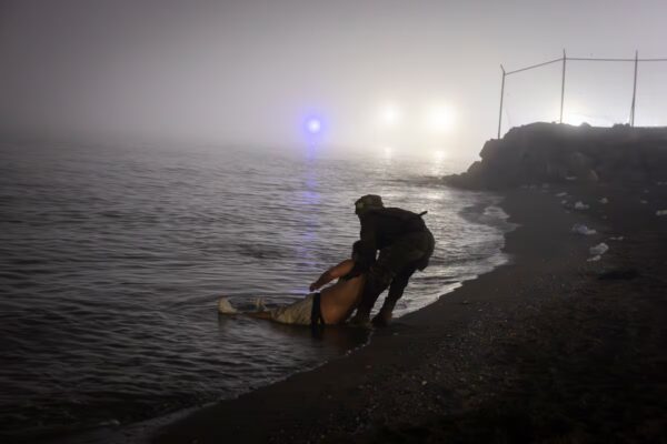 Impresionante rescate nocturno en la playa de El Tarajal, España: un relato visual conmovedor