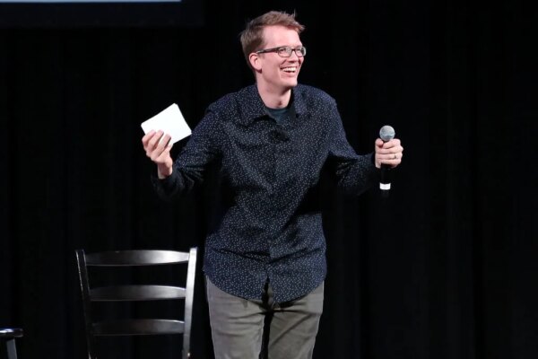 Hank Green advierte sobre el uso no saludable de la inteligencia artificial en su vida diaria