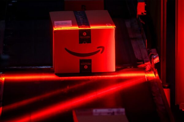 Amazon recibe reembolsos de aranceles por 600 millones de dólares, beneficiando a sus clientes.