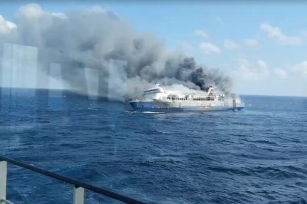 Trágico incendio en ferry de Indonesia deja cinco fallecidos y más de 200 pasajeros a bordo.