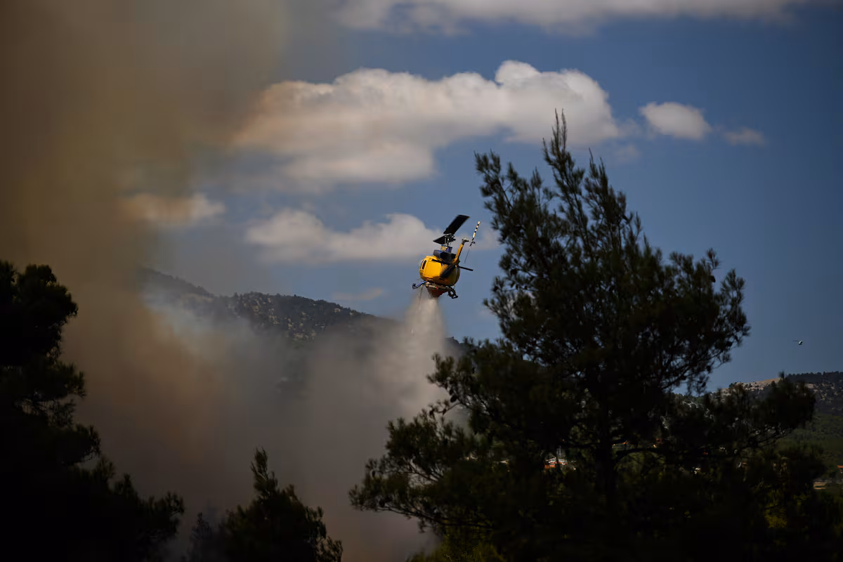 Tragedia en Grecia: Colisión de helicópteros de emergencia deja dos pilotos fallecidos durante la lucha contra incendios