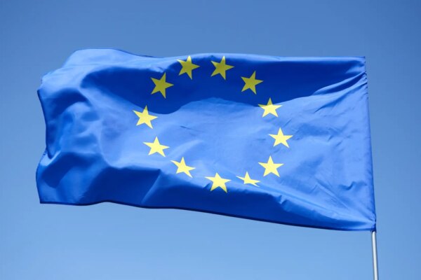 Europa impulsa una nueva legislación laboral enfocada en teletrabajo, inteligencia artificial y mejoras en las condiciones de empleo.