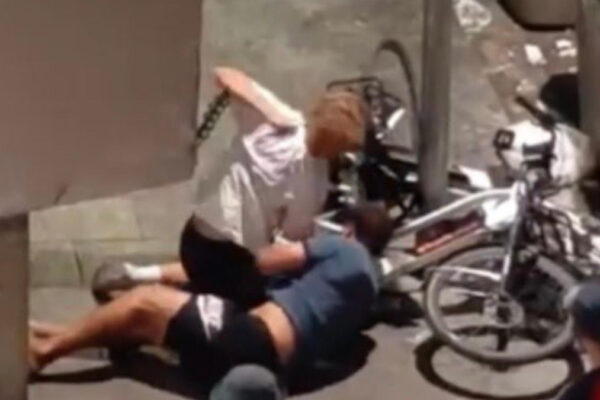 Turista en Barcelona se enfrenta a ladrón y recupera su reloj en el Raval