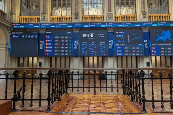 El Ibex 35 se aproxima a nuevos máximos tras la caída del precio del petróleo