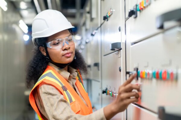 Empresas de IA ofrecen salarios de hasta $280,000 para trabajadores manuales