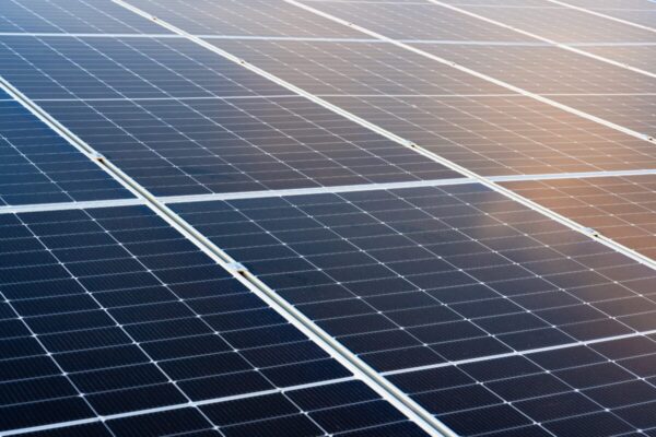 Proyectos de energía solar en crisis: la instaladora deja a cientos de clientes sin servicio y solicita concurso de acreedores