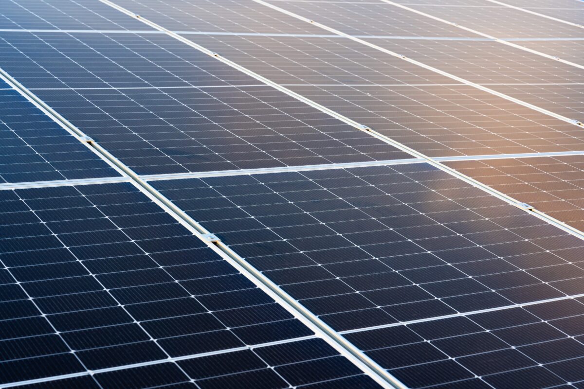 Proyectos de energía solar en crisis: la instaladora deja a cientos de clientes sin servicio y solicita concurso de acreedores