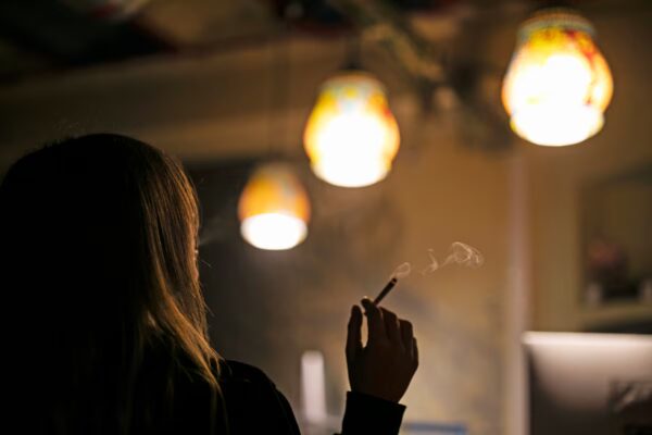 Clubs de cannabis en Barcelona enfrentan desafíos de la policía y se mantienen activos