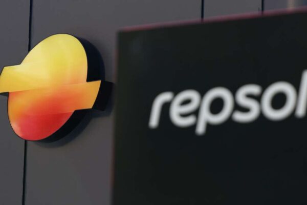 La Audiencia Nacional suspende el desembolso de 152 millones a Repsol por el impuesto energético.
