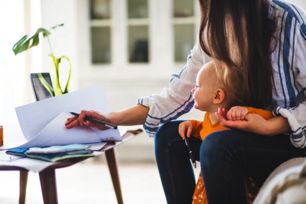 El impacto de la maternidad en el liderazgo de las emprendedoras mujeres