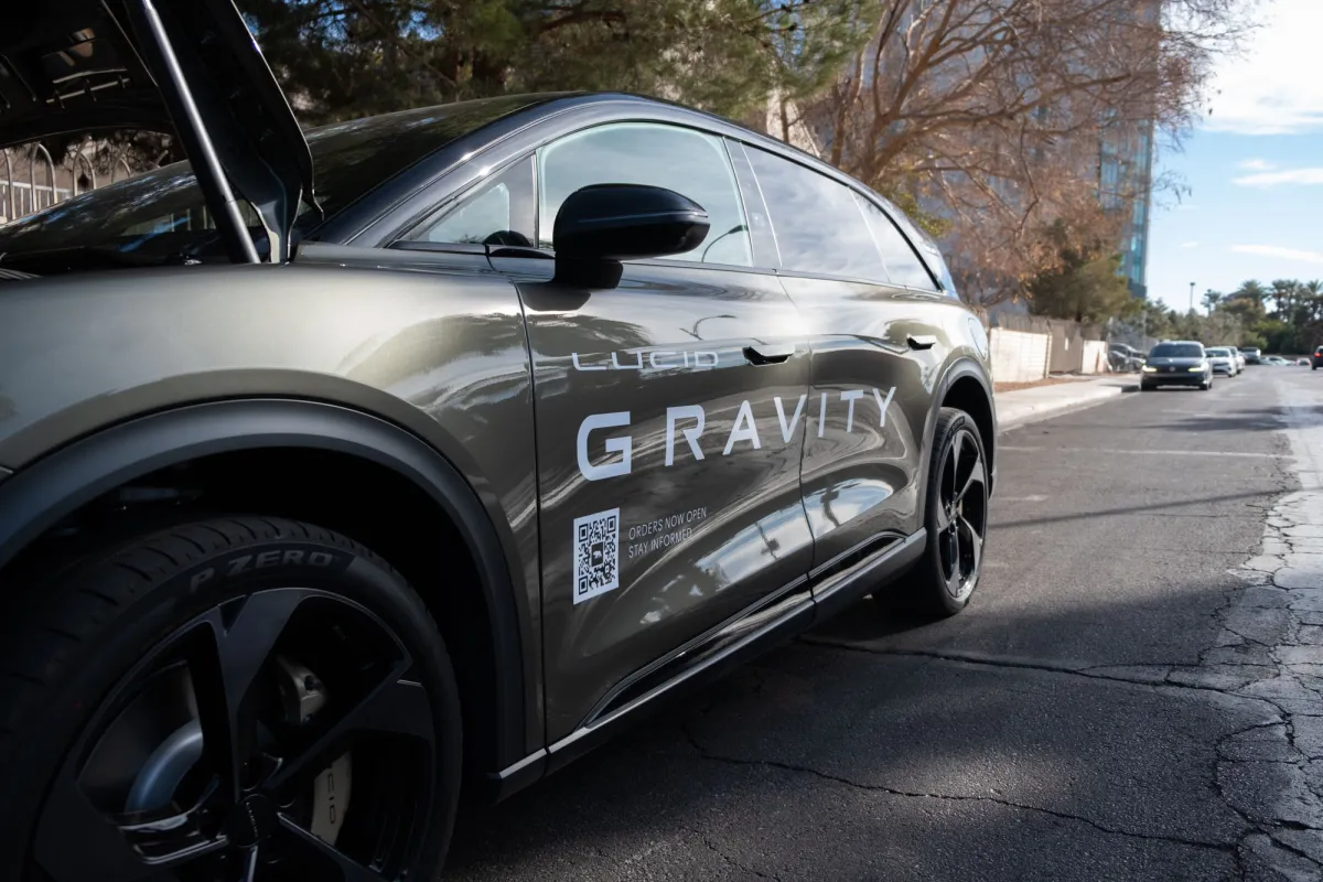 El plan de rescate de Lucid se basa en ahorros de $1.4 mil millones y el desarrollo de robotaxis.