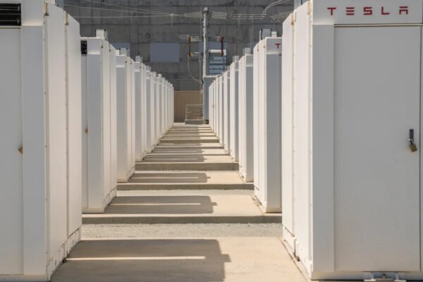 SpaceX adquiere Megapacks de Tesla por 329 millones de dólares en lo que va del año.