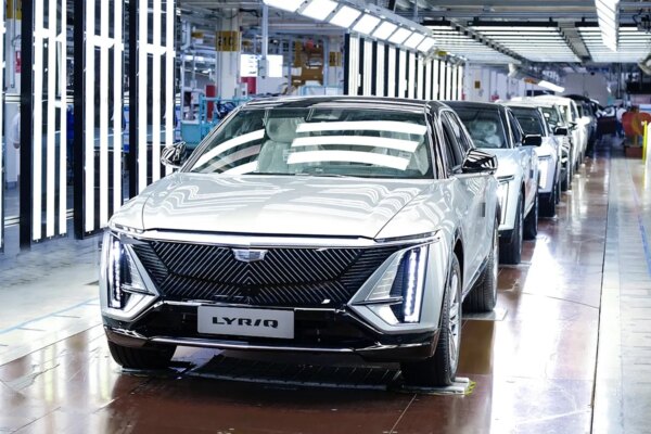 GM renueva su colaboración con SAIC para la producción de vehículos eléctricos en China, desafiando la postura de Trump.
