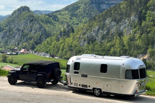 Airstream presenta la edición especial de su caravana 534 por su 20 aniversario, equipada con todas las comodidades modernas.