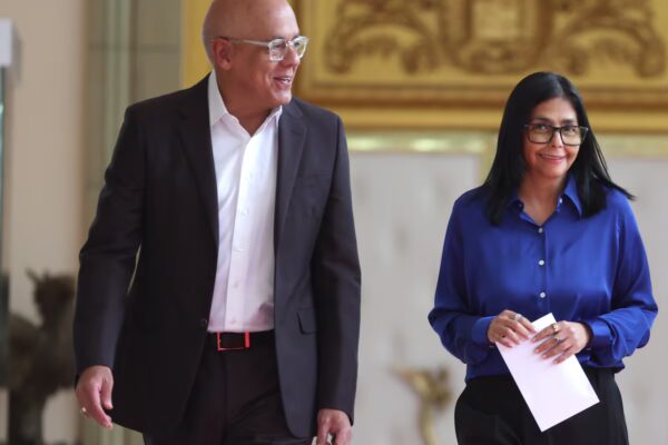 Washington y los Rodríguez inician diálogo clave para la transición en Venezuela sin la participación de Machado.