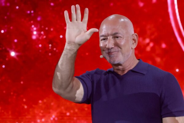 Bezos disminuye su inversión en Amazon con una venta de 350 millones de dólares en 2023