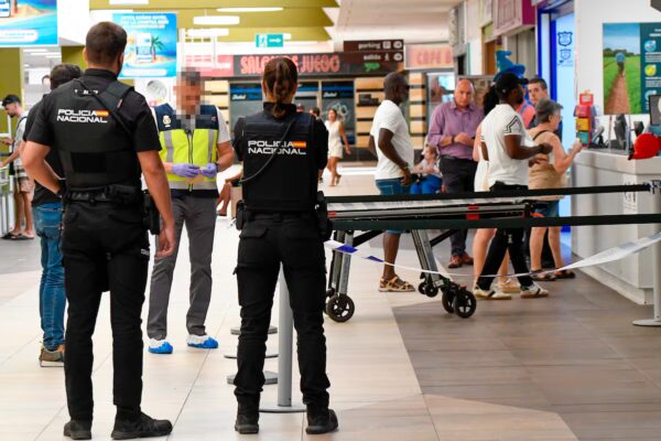 Capturan al fugitivo que asesinó a su expareja en un centro comercial en Murcia