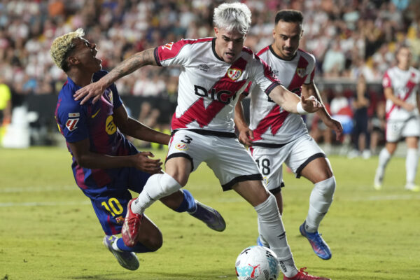 El Rayo Vallecano confirma el fichaje de 21+3 y su nuevo lateral llega a Londres.