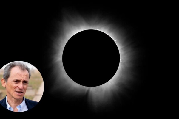 Pedro Duque aclara inquietudes sobre el funcionamiento de los satélites durante el eclipse solar.