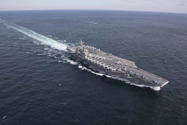 Marineros del USS Lincoln cerca de Irán enfrentan agotamiento y baja moral, advierten sus familias
