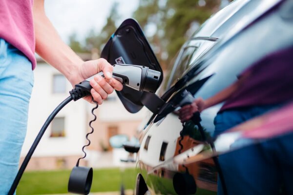 Cambiar un coche de combustión por uno eléctrico es beneficioso, a pesar del impacto ambiental en su producción.