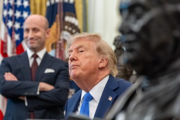 Trump emitió nuevos decretos que restringen parcialmente la ciudadanía por nacimiento en EE. UU.