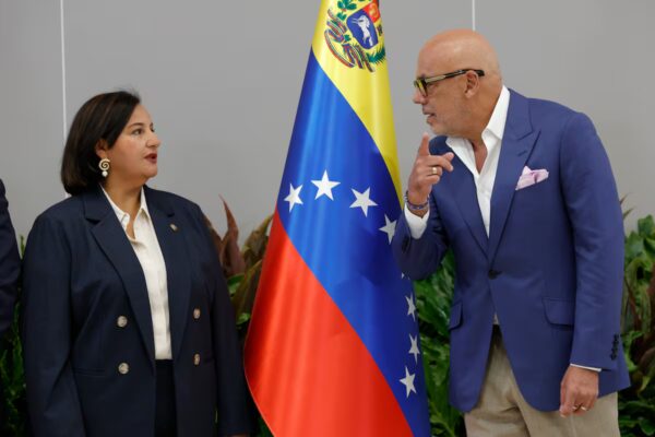 Venezolanos de chavismo y oposición celebran su primer diálogo con mediación de Estados Unidos