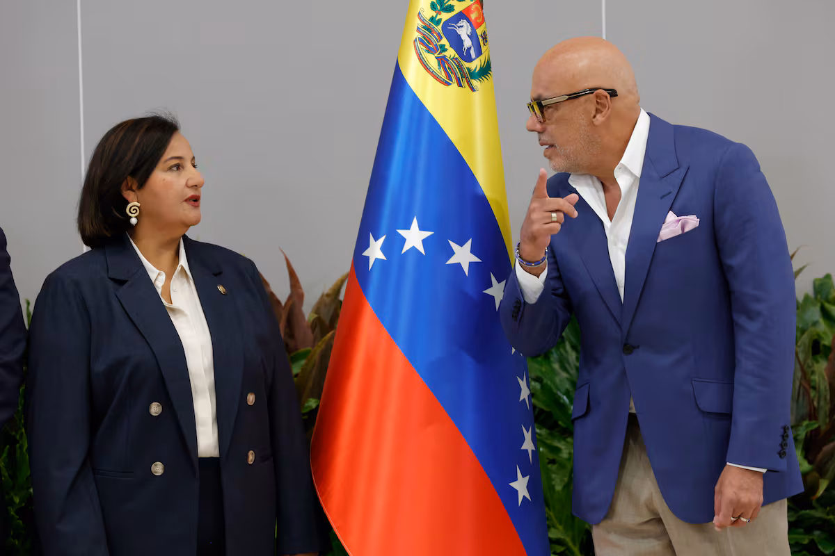 Venezolanos de chavismo y oposición celebran su primer diálogo con mediación de Estados Unidos