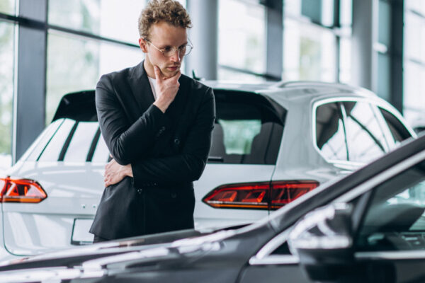 Cómo el tipo de motor influye en la depreciación de los vehículos: gasolina, híbridos y eléctricos.