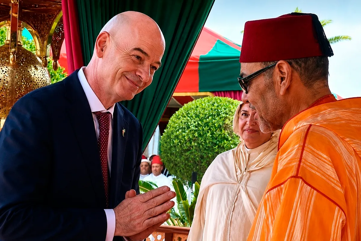 Infantino gana el respaldo de África en la disputa final entre España y Marruecos por el Mundial.