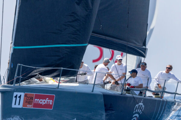 Descubre el innovador buque de la Armada que pone a prueba sus habilidades el Rey
