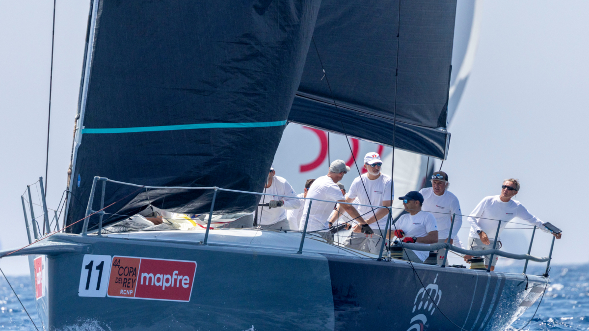 Descubre el innovador buque de la Armada que pone a prueba sus habilidades el Rey