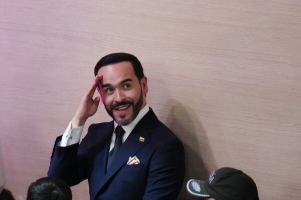 Abelardo de la Espriella asume la presidencia de Colombia con un firme juramento por la patria