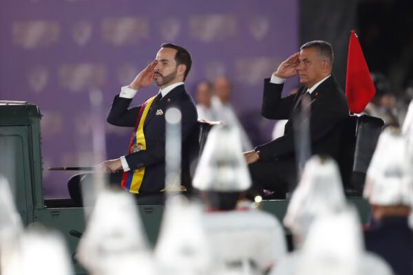 Abelardo de la Espriella asume ante el Congreso y se dirige por primera vez a las fuerzas armadas.