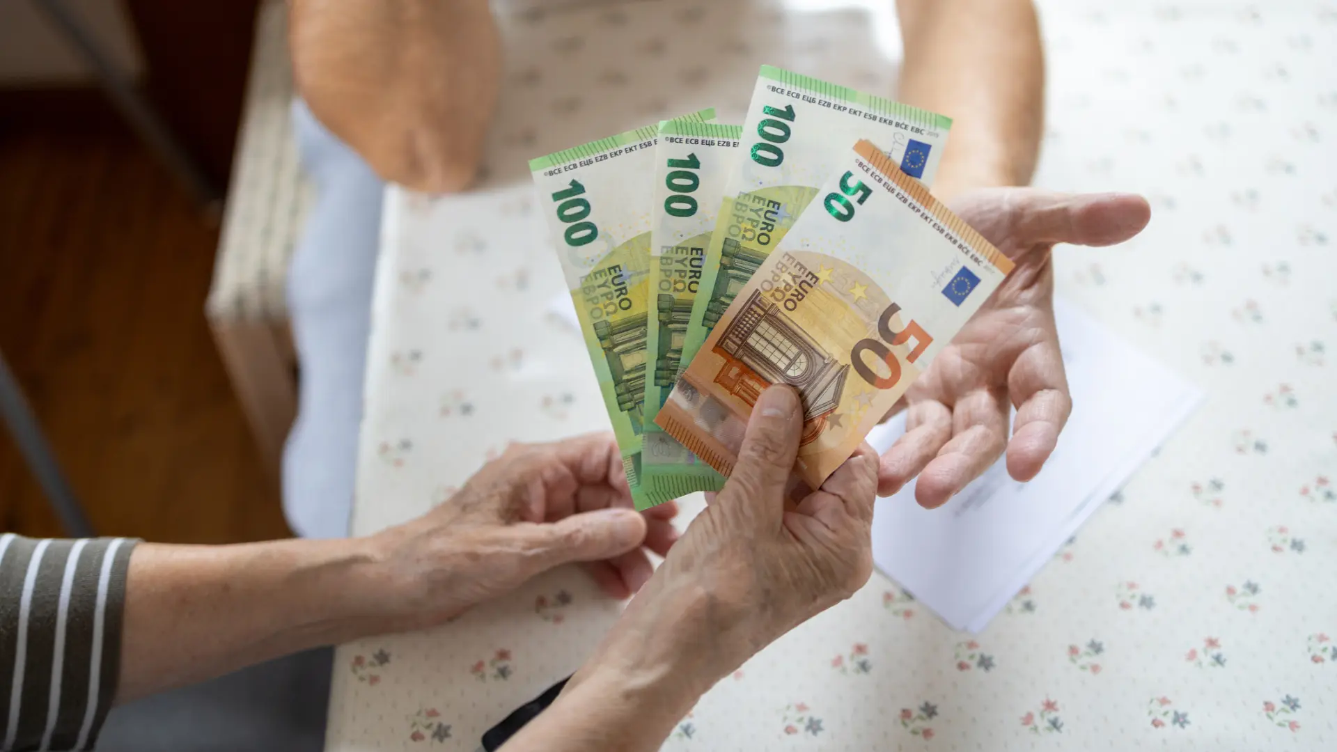 Europa implementa nuevos límites para pagos en efectivo en comercios a partir de 2027
