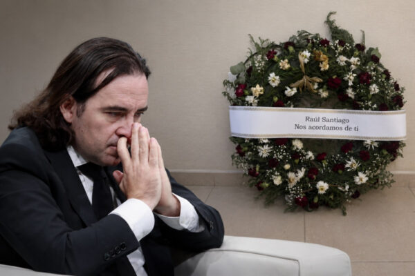 Un regalo inesperado: la historia detrás de una corona funeraria recibida por una madre