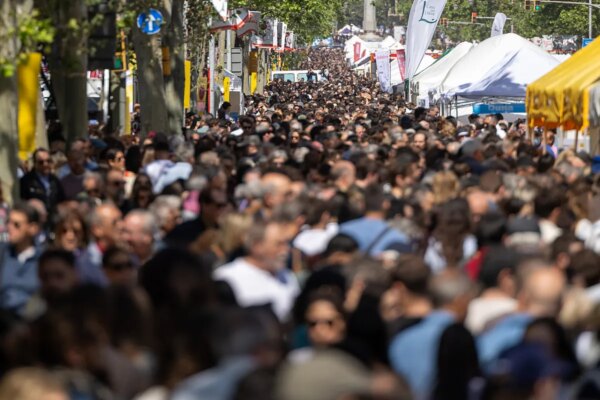 España se acerca a un récord histórico con casi 50 millones de habitantes gracias a la inmigración.
