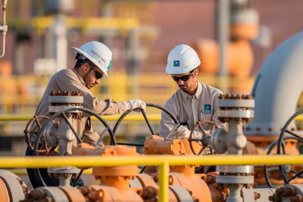 Apagan incendio en refinería de Aramco con capacidad de 400,000 barriles diarios