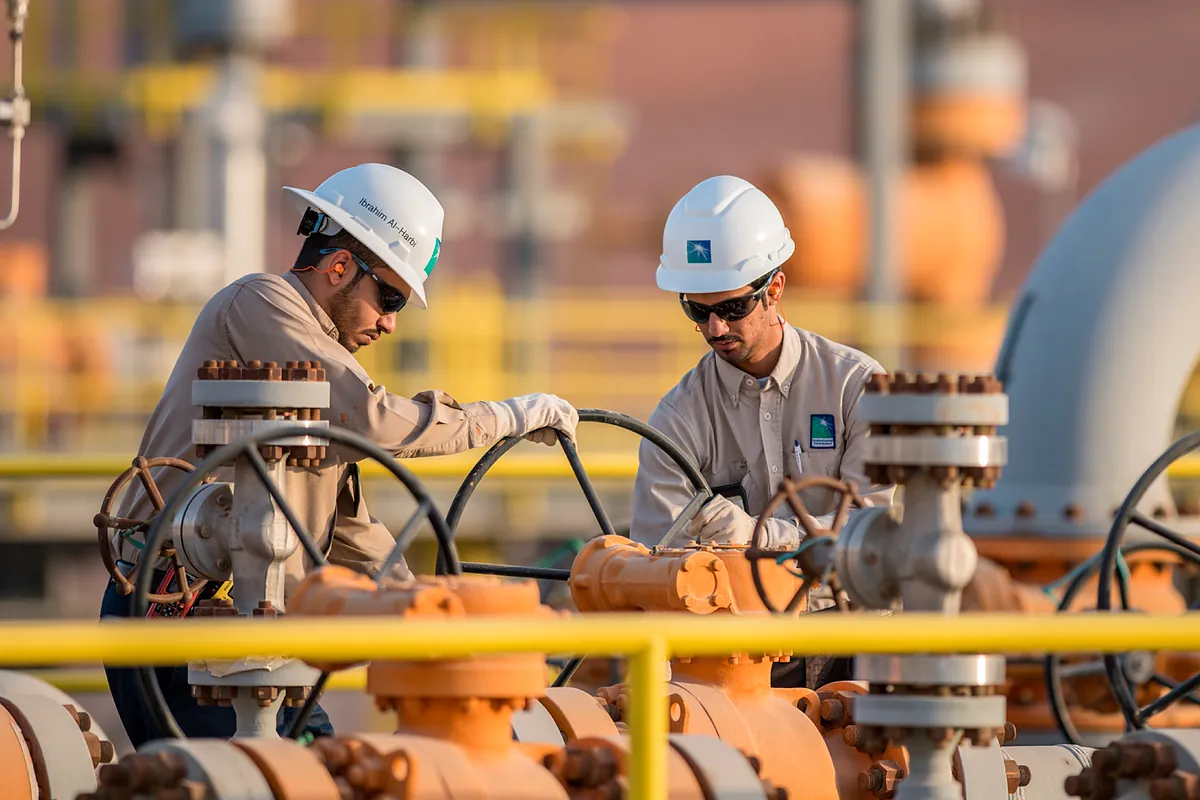 Apagan incendio en refinería de Aramco con capacidad de 400,000 barriles diarios