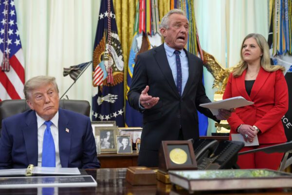 Trump reanuda su postura sobre las vacunas y pide una disminución en las dosis para menores
