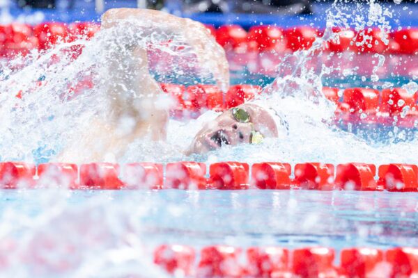 Francia apuesta por la velocidad de Marchand y logra la medalla de plata en relevos 4x200