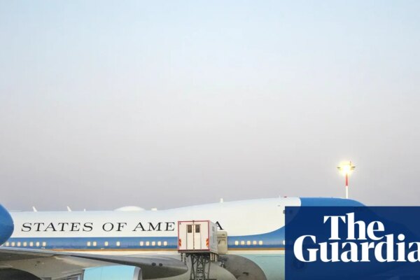 Donald Trump se oculta en carrito de catering para abordar vuelo secreto en Turquía ante amenazas de Irán.