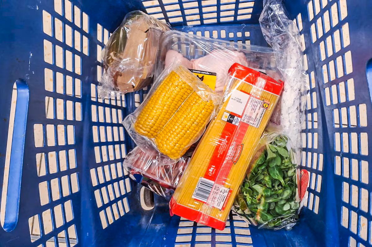 Supermercados y sector de la hostelería anticipan incremento de precios al consumidor por nueva normativa de envases